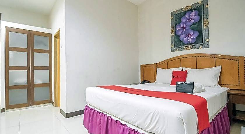 RedDoorz Near Trans Studio Mall 3