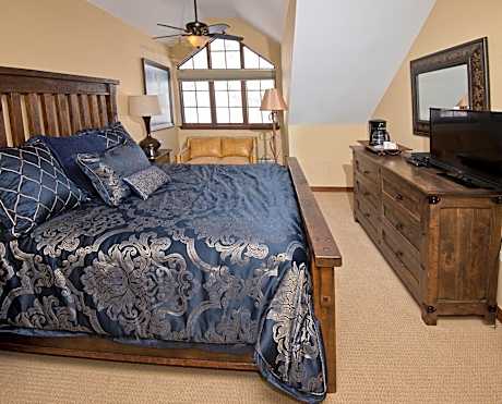 Deluxe Four-Bedroom Apartment