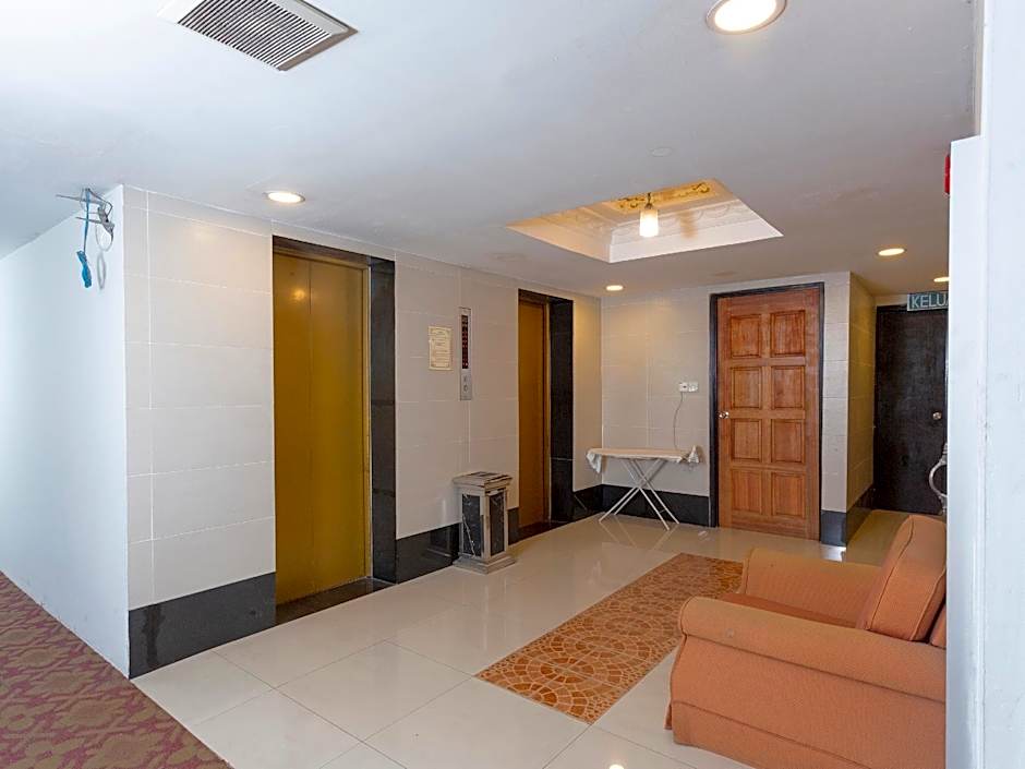 OYO 89619 De Choice Hotel