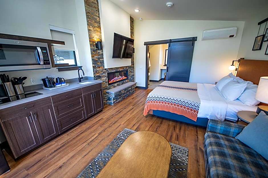 Photo 1 of 13 of 1 King Bed Cabin