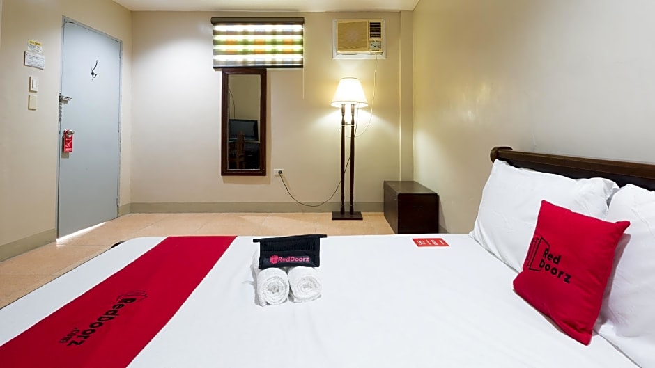 RedDoorz @ Teofila Lodge