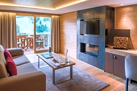 Suite with Balcony and Mountain View