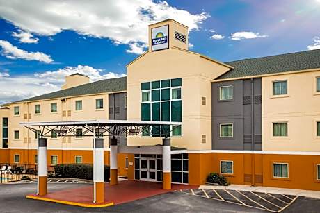 Days Inn & Suites by Wyndham Augusta Near Fort Eisenhower