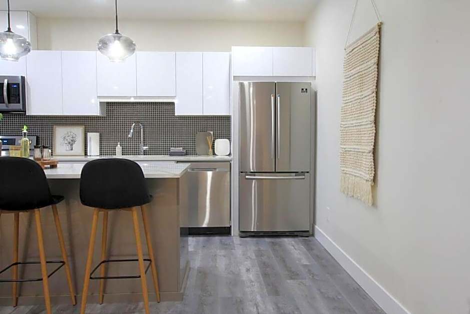 Executive Bsmt Suite, King Bed, 5 min to DT & Whyte Ave, Sleeps 6!