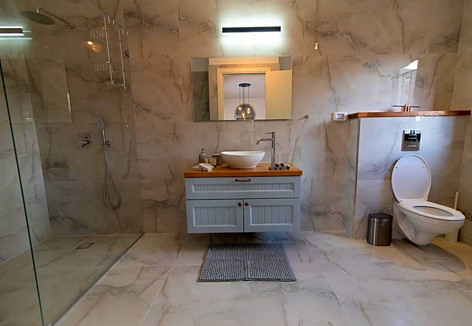 King's bed - Stay Royal and Stylish Bahai's Garden