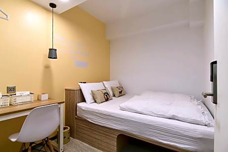 Double Room with Shared Bathroom (Female only)
