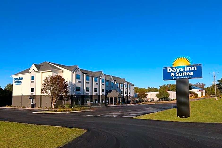 Days Inn & Suites by Wyndham Brandon Amphitheater