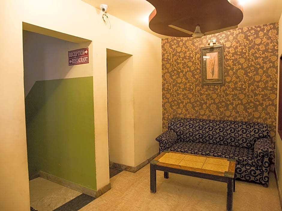 3886 Hotel Trimurti Heights