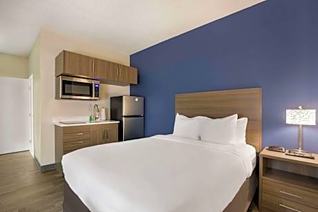 1 Queen Bed Nonsmoking Accessible