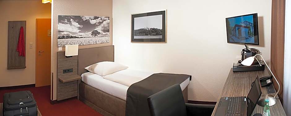 Photo 1 of 4 of Single Room