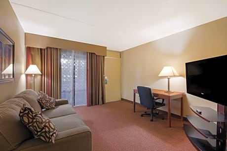 1 King Bed, Suite, Nonsmoking