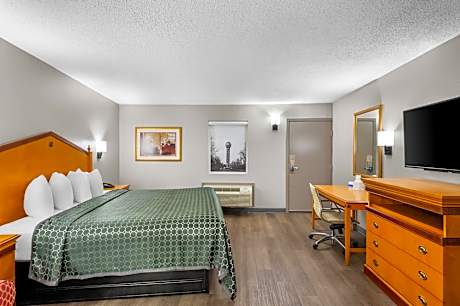 1 King Bed Suite Nonsmoking