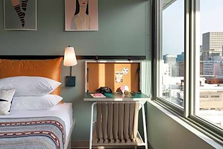 Cozy King Room - Hearing Accessible