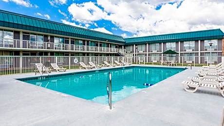 Red Roof Inn & Suites Dekalb