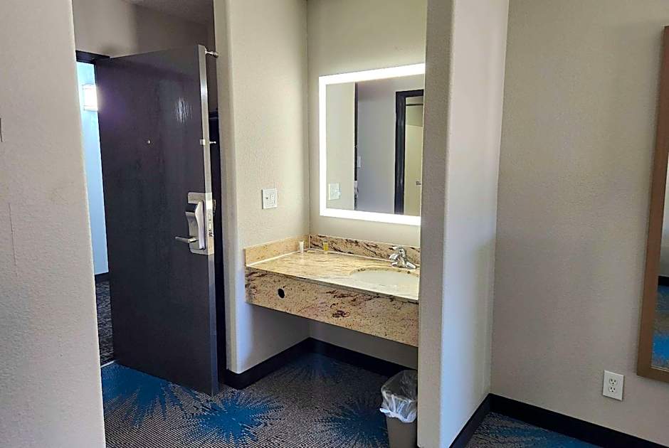 Days Inn & Suites by Wyndham New Iberia