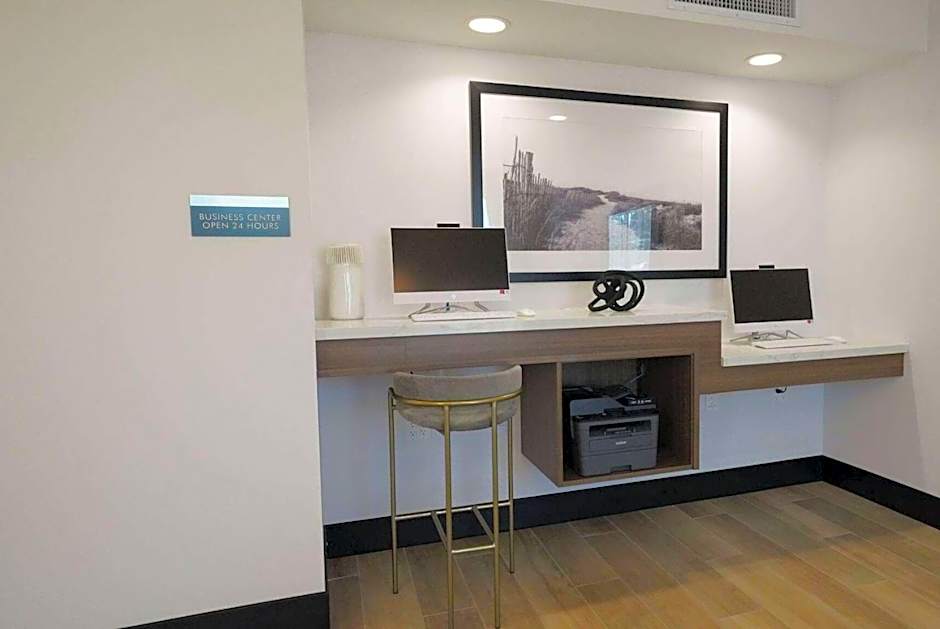 La Quinta Inn & Suites by Wyndham Santa Cruz