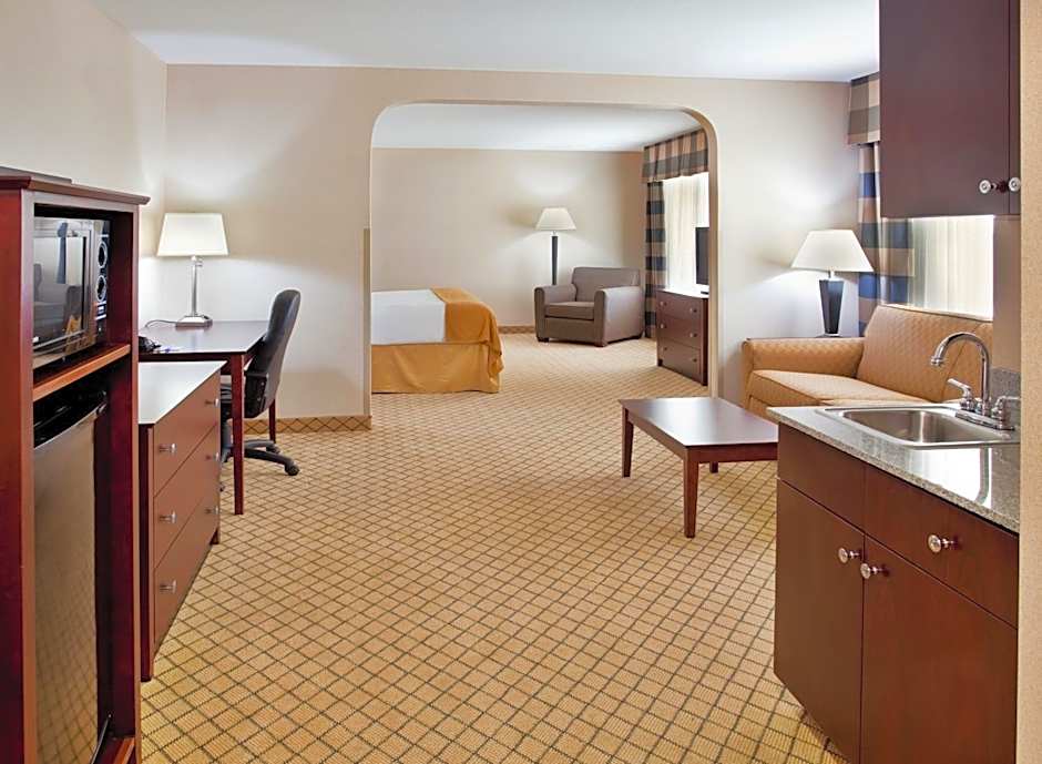 Holiday Inn Express and Suites Wichita Airport By IHG