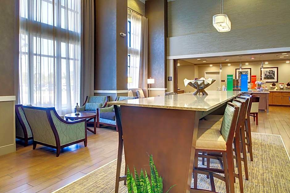 Hampton Inn By Hilton & Suites Milwaukee West