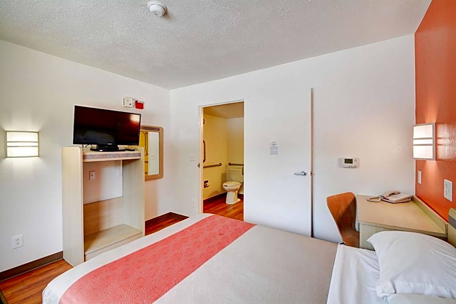 Motel 6-Southington, CT - Hartford