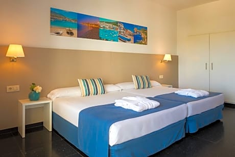 Superior Quadruple Room with Sea View (3 Adults + 1 Child)