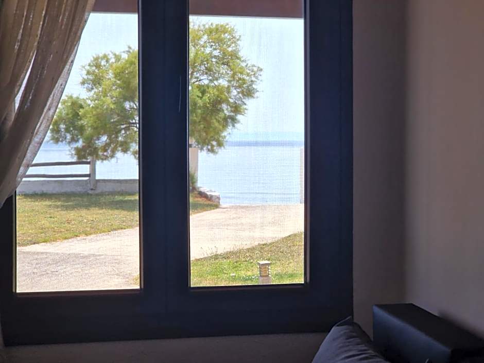 On the wave studios Spitakia sto kyma