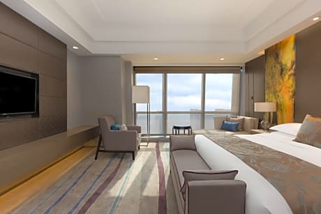 One-Bedroom Suite with Lake View