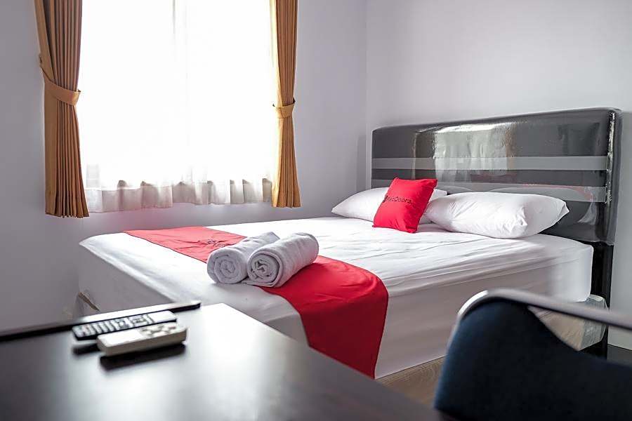 RedDoorz near Supermall Karawaci 2