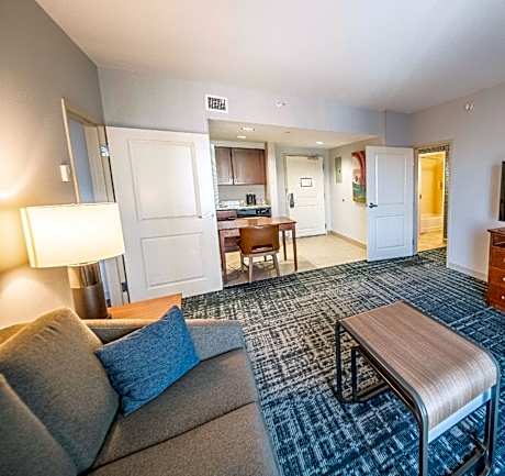 1 Kng/2qn Hearing Accessible 2 Bdrm Suite Nsmk Vis Fire Alarm/door/phn Alert-kitchen-sofabed Free Wi