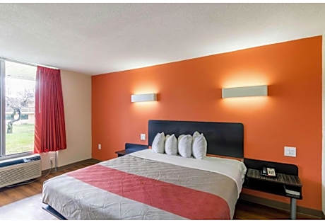 1 King Bed | Non-Smoking, Kitchen