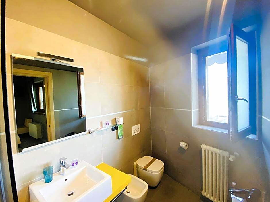 Vela di Soleville camere con e senza vista lago con ristorante & pizzeria