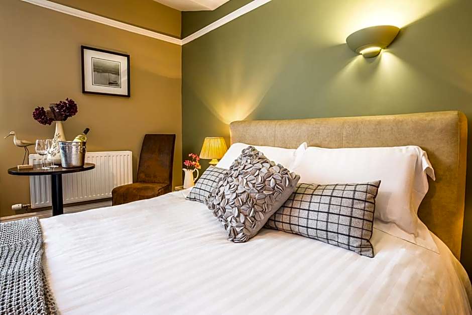 The Lounge Hotel & Bar