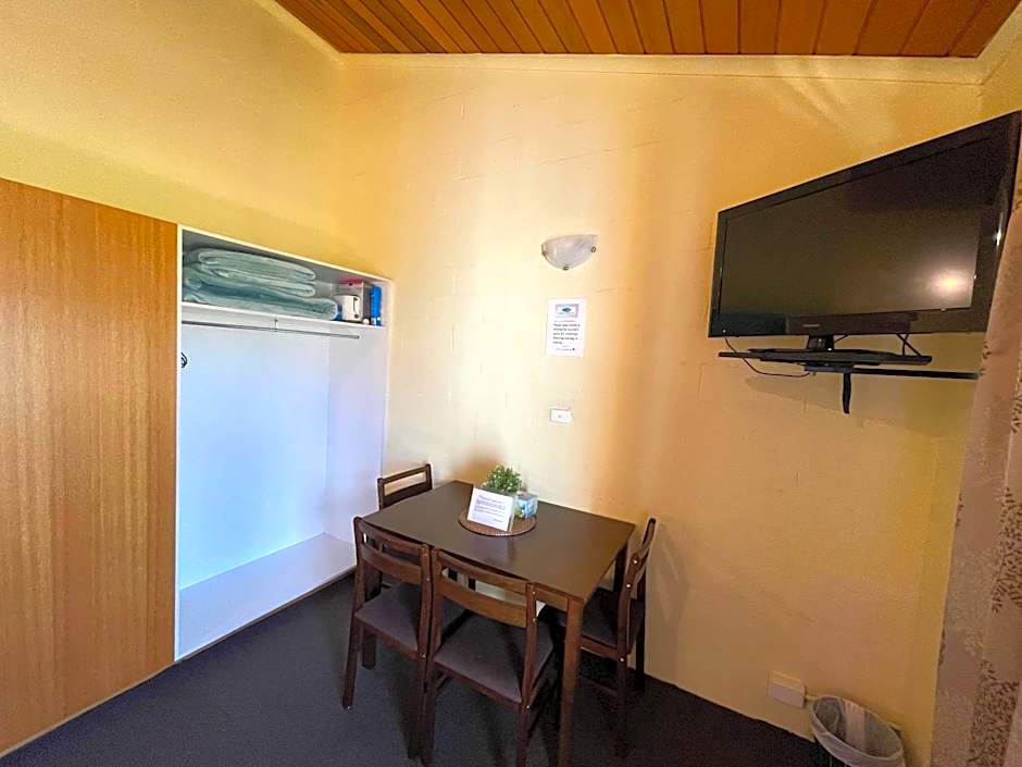 Mountain Creek Motel Bar & Restaurant