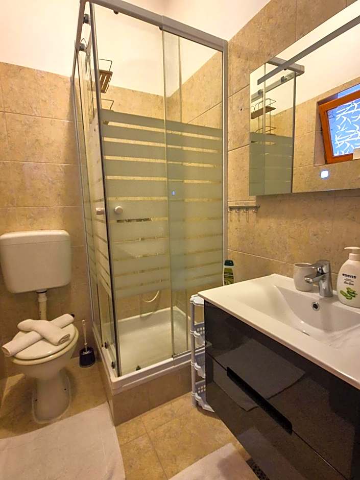 Apartments and pansion M&R