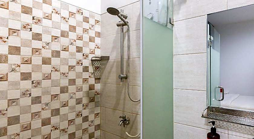 RedDoorz Plus near Living Plaza Jababeka