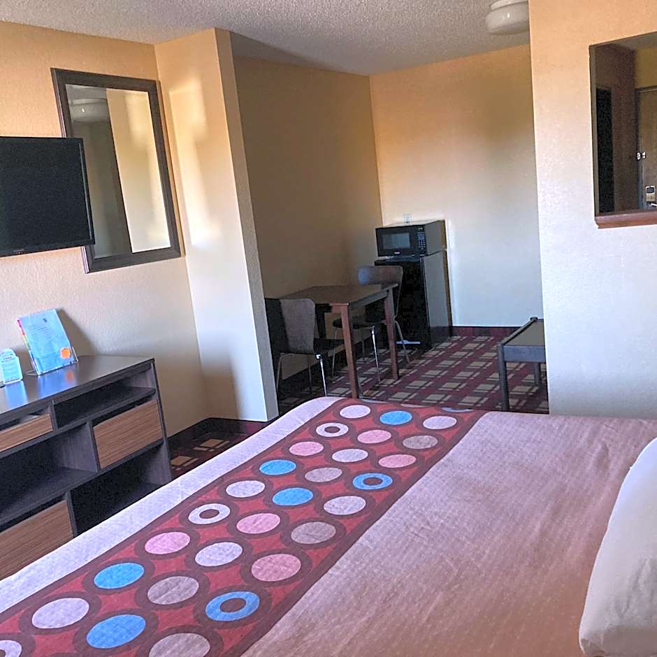 Super 8 by Wyndham Martinsville