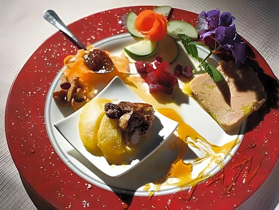 Hotel Restaurant La Creche et sa piscine interieure - Logis Hotels