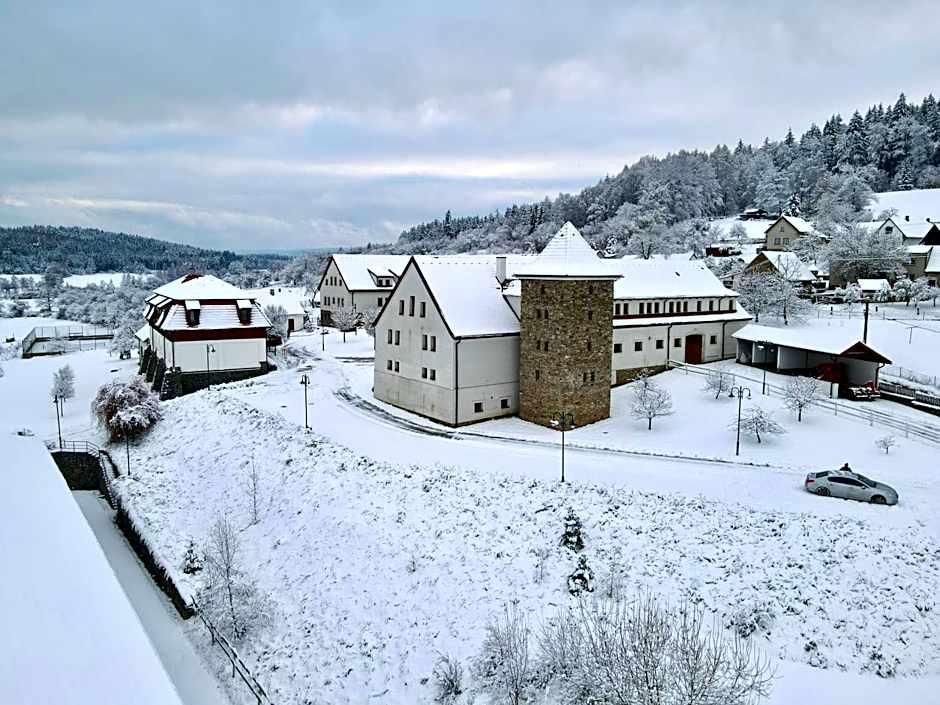 Hotelový a jezdecký areál Dvůr Krutěnice