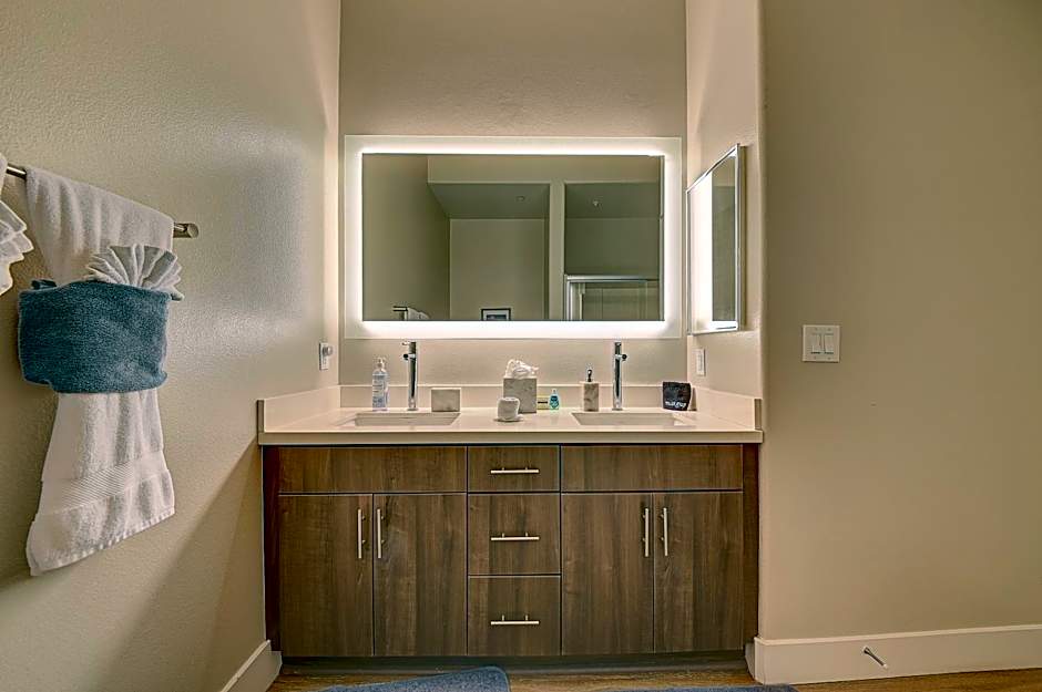 Penthouse One Bedroom Garden View Condo by UCLA