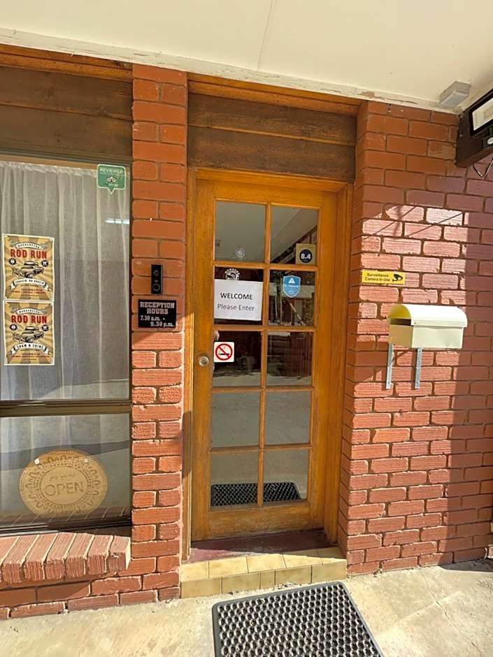 Country Roads Motor Inn