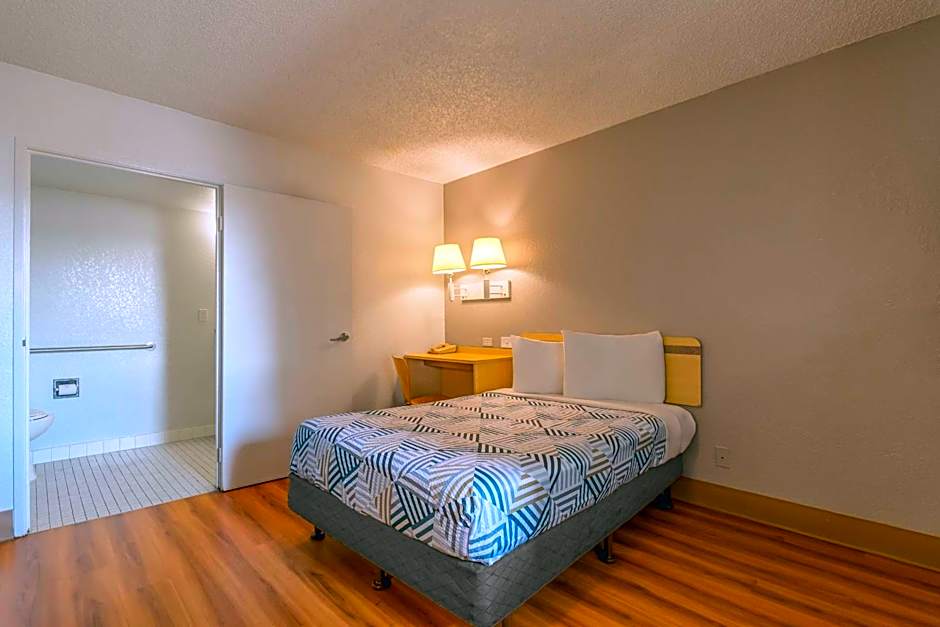 Motel 6 Hayward, CA- Silicon Valley Gateway