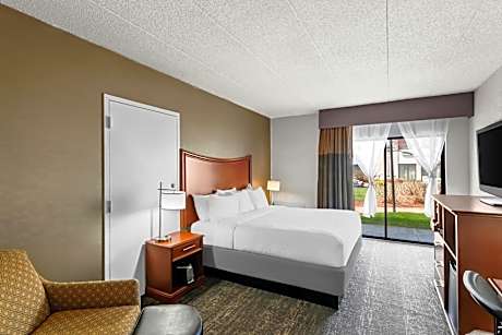 1 King Bed Nonsmoking