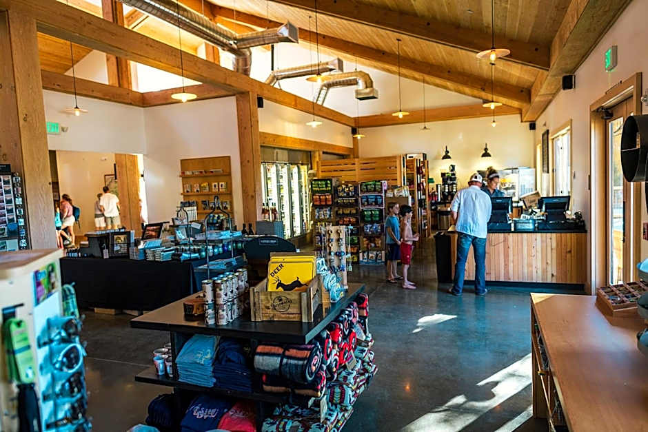 Rush Creek Lodge at Yosemite