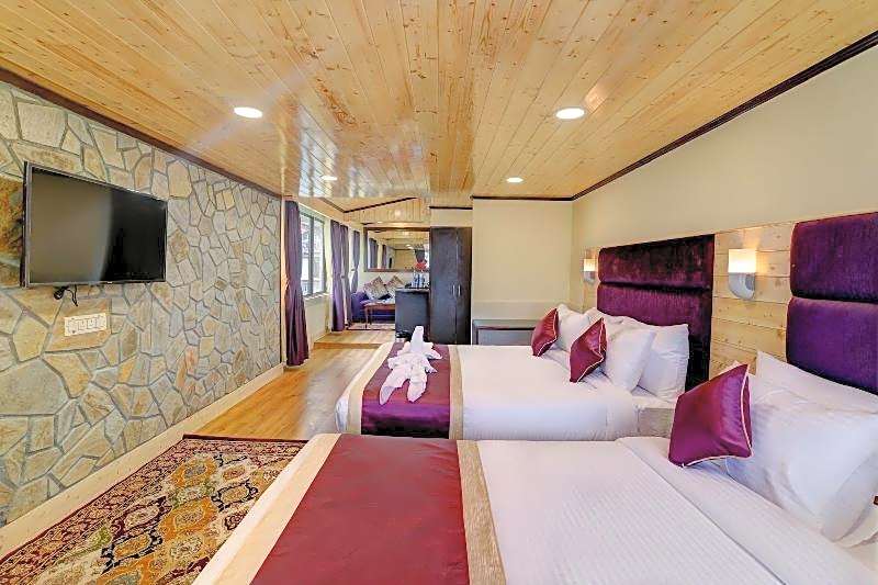 Sumitel Hotel 500 meters from Mall Road