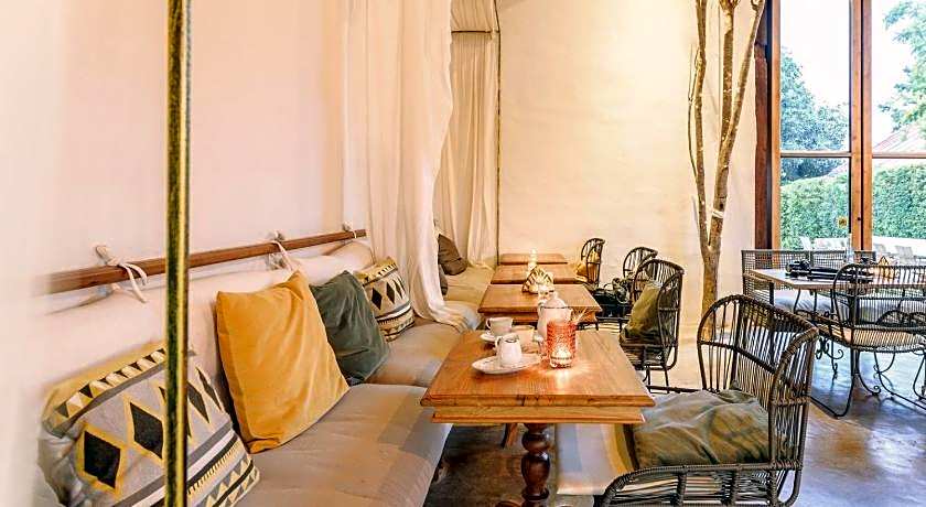 White Wall Riverfront Hotel