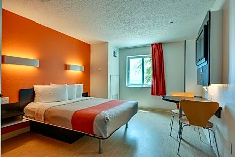 1 Queen Bed - Non-Smoking