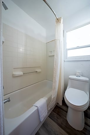 Premium 2 Queen Bed with Kitchenette