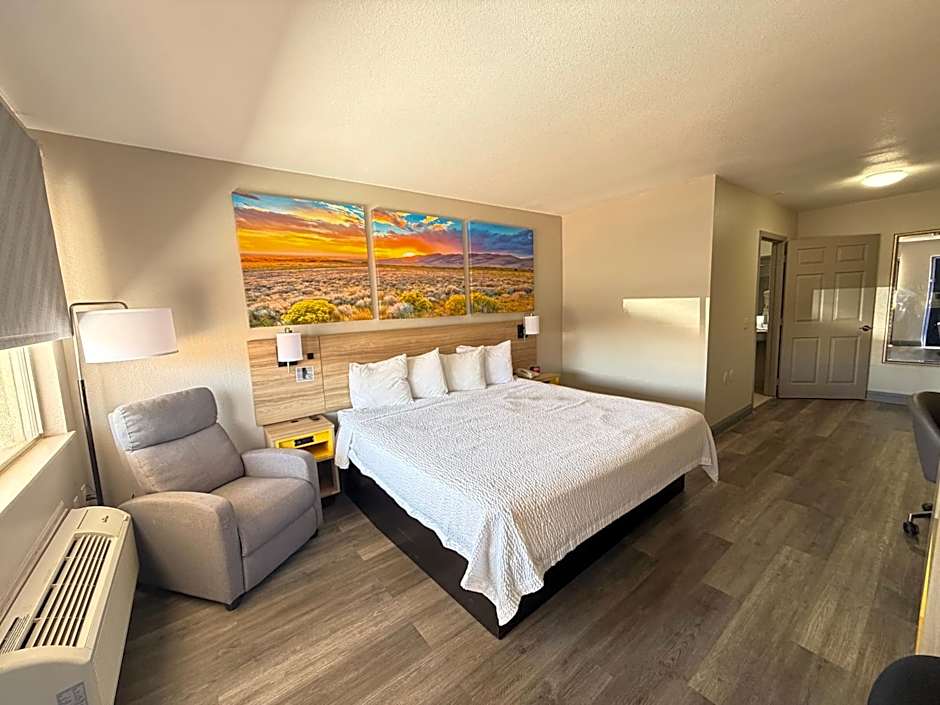 Photo 1 of 4 of 1 King Bed, Hearing/Mobility Accessible, Roll in Shower