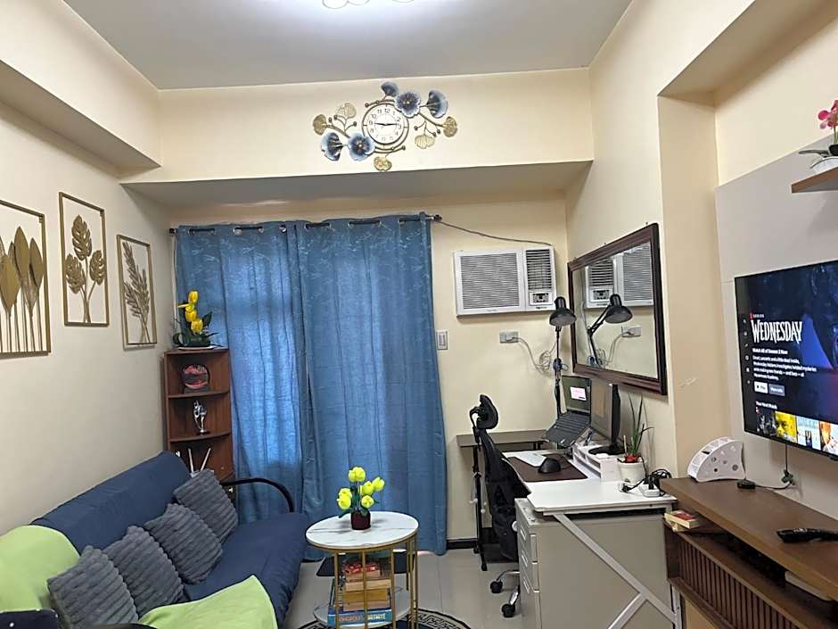 Bayfront Suite in Pasay Near NAIA Terminal, PICC, Star City, MOA and US Embassy - Pet-Friendly, Wi-Fi & Netflix, Free Swimming Pool, Sauna, Work from Home Ready