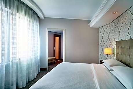 One-Bedroom King Suite