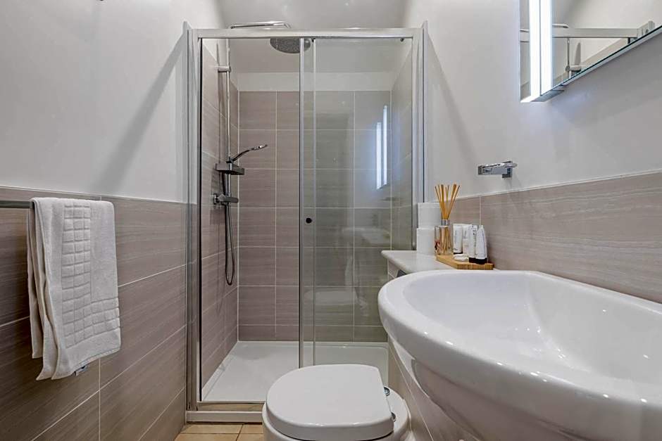 King Deluxe Ensuite with Courtyard View - Hawking